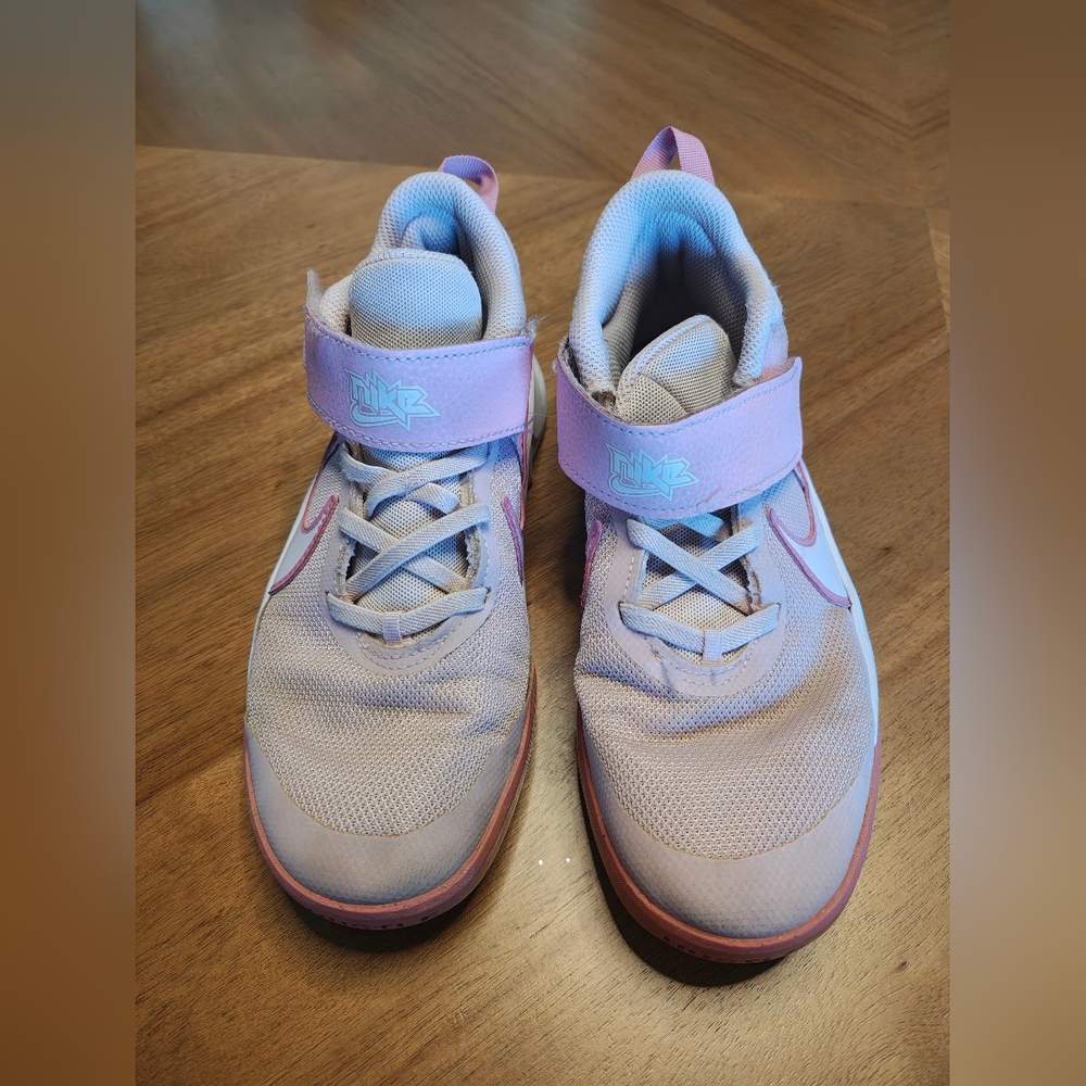 Nike Team Hustle Sneakers - Light Pink Girls 2.5
